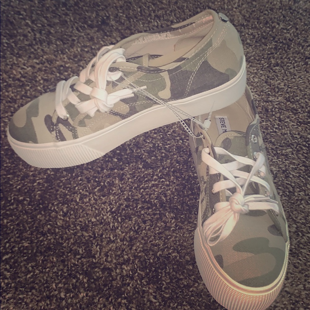 STEVE MADDEN PLATFORM CAMOUFLAGE SNEAKERS